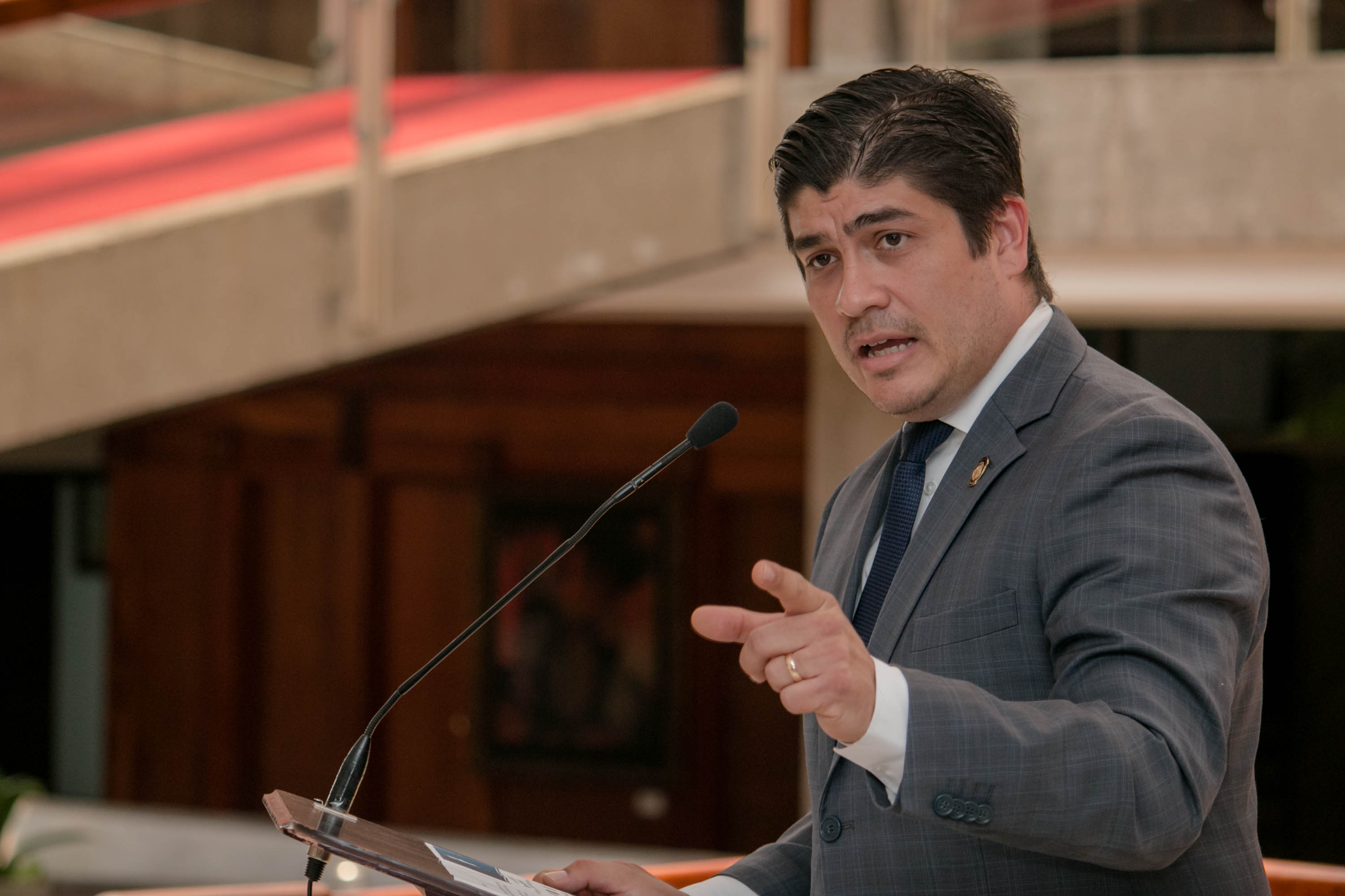 Imagen principal del artículo: Presidente ordena "resolver con prontitud" cuestionamientos a seguridad aérea de Costa Rica