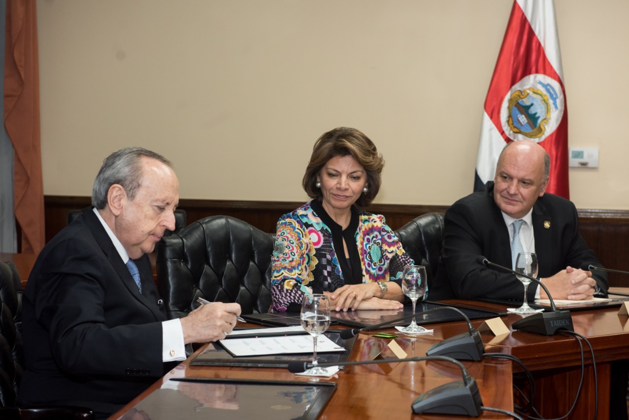 Cooperativas mueven su músculo mientras Calderón recibe mala nueva