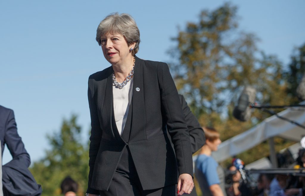 Imagen principal del artículo: Theresa May sobrevive la moción de censura pero no se postulará en 2022