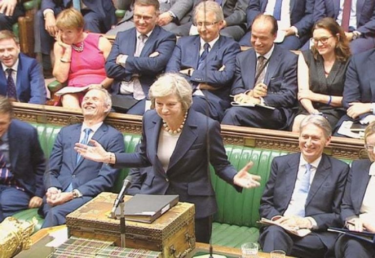 Theresa May cede control del Brexit al Parlamento: salida con o sin acuerdo, o posposición
