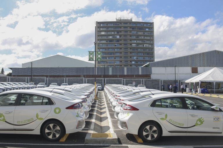El ICE recorre el país estrenando 100 carros eléctricos