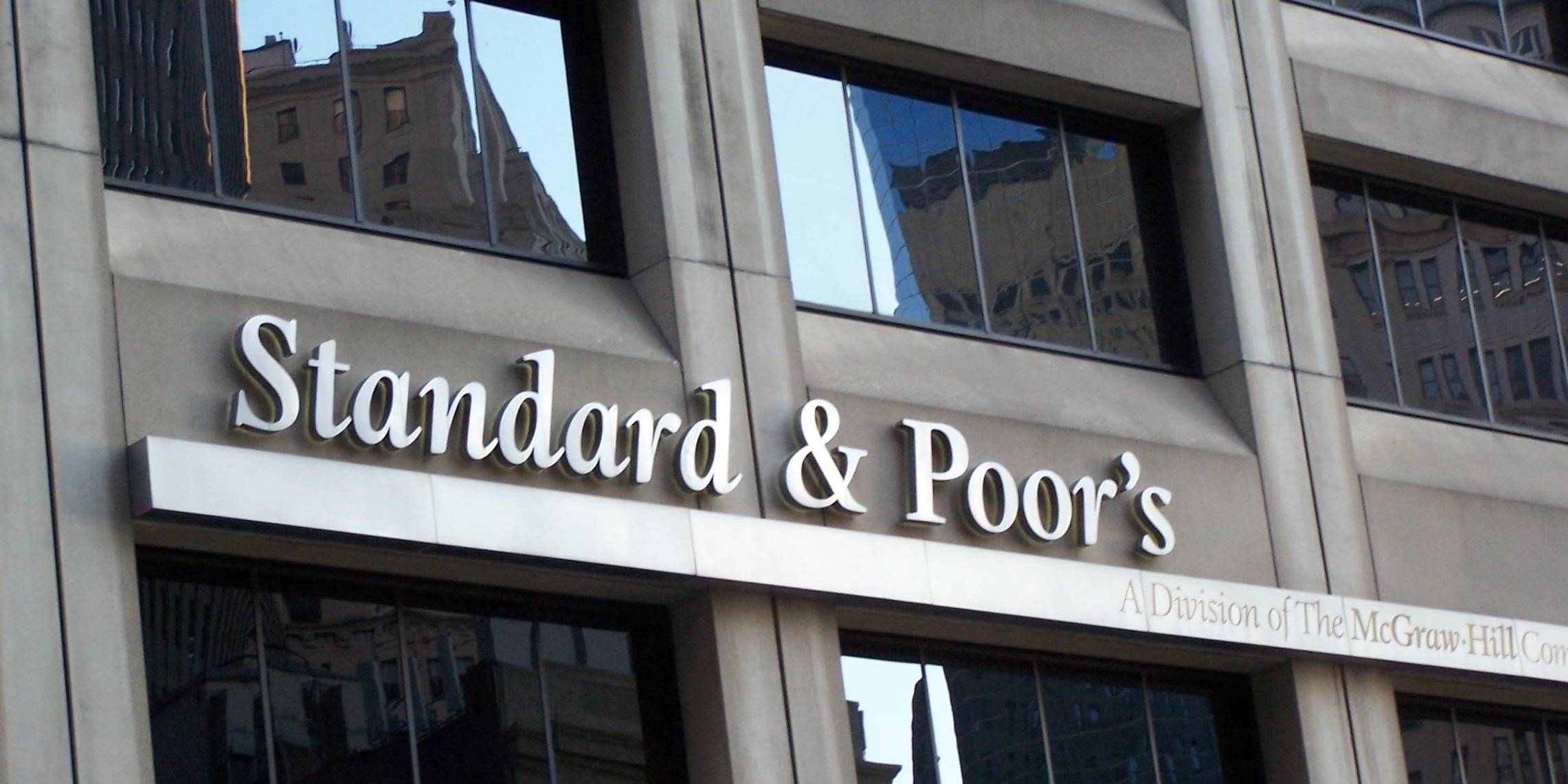 Imagen principal del artículo: S&P mantiene calificación de Costa Rica en BB-, pero mejora perspectiva crediticia