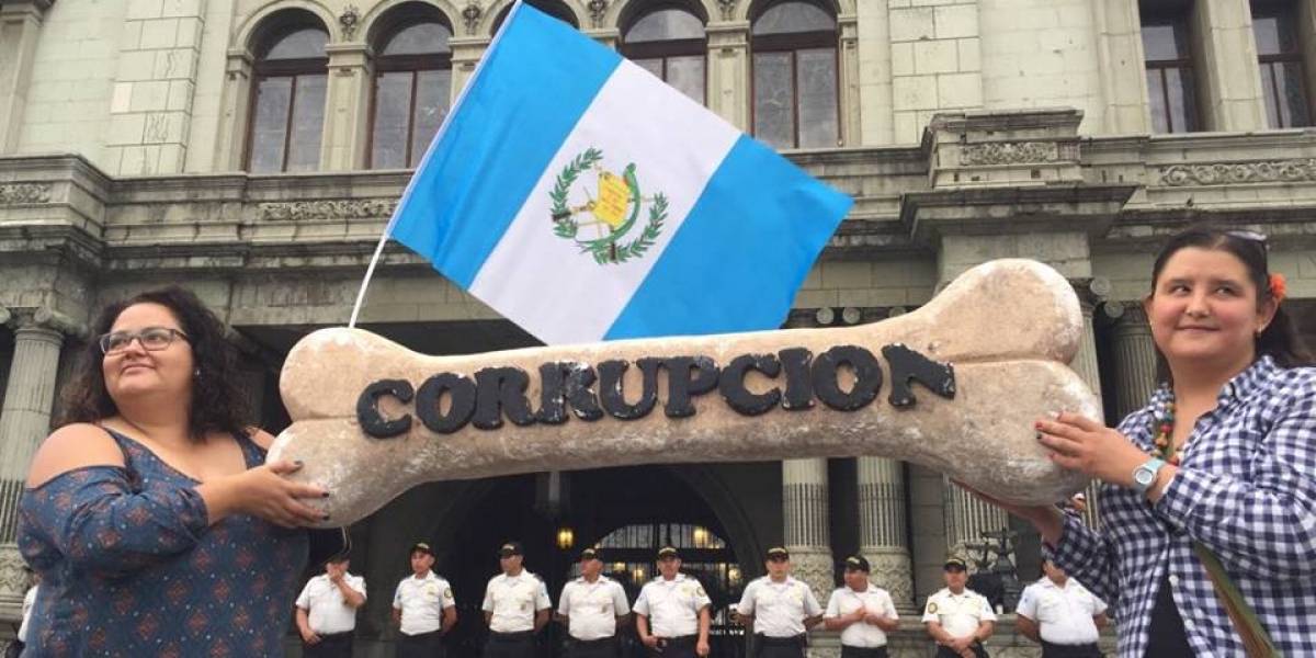 Imagen principal del artículo: Tribunal de Guatemala suspende cierre unilateral de la Comisión contra la Corrupción