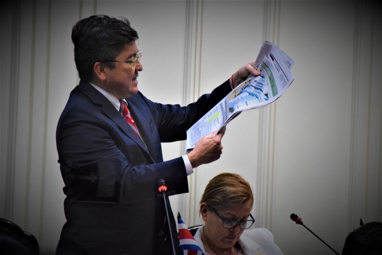Diputado pide renuncia de la Tesorera Nacional por atraso en pago de ayudas sociales