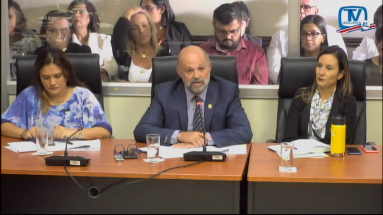 Ministro de ambiente sobrellevó jornada incómoda en el Congreso