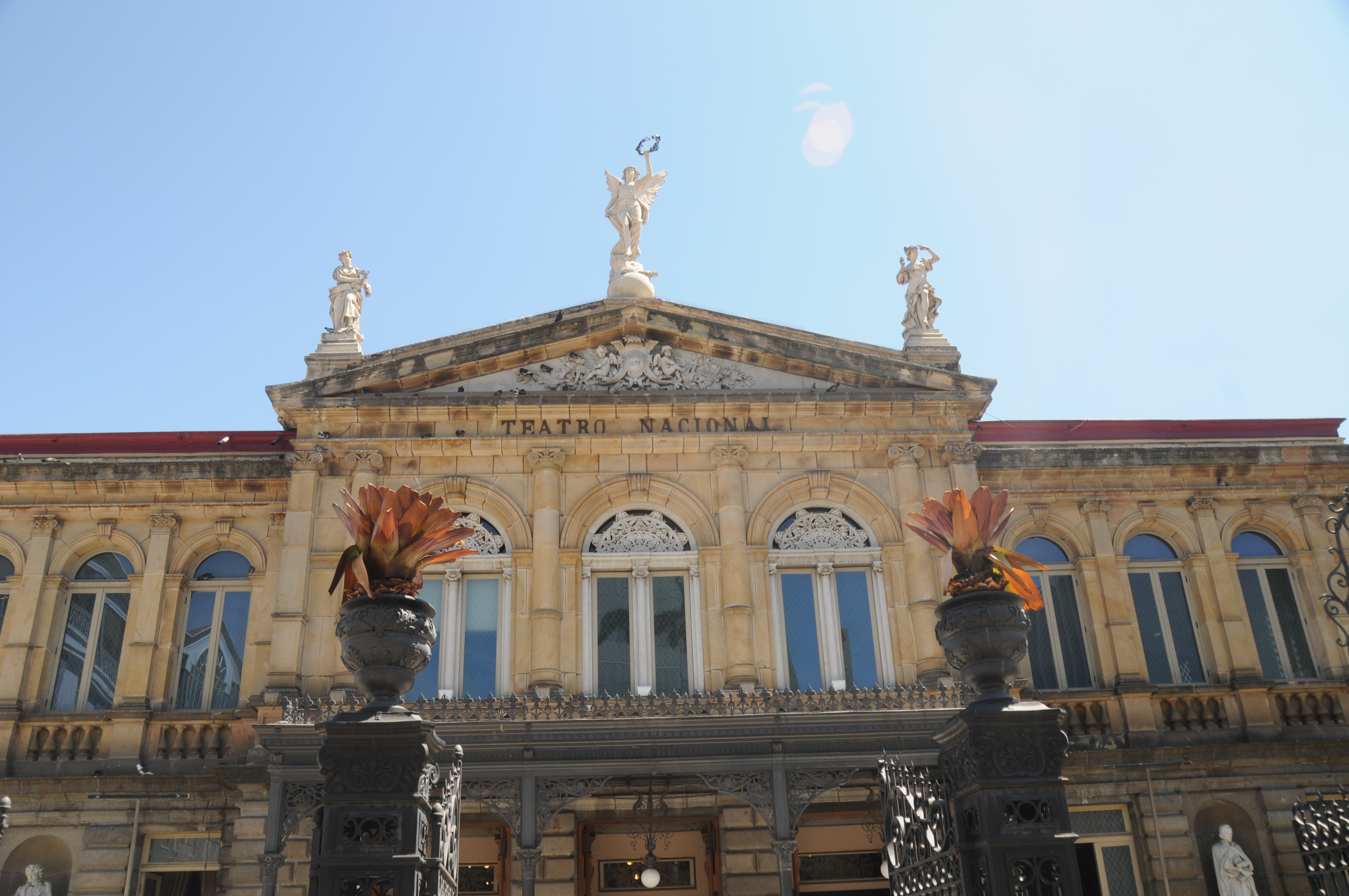 Imagen principal del artículo: Código rojo en las Juntas de Educación, Teatro Nacional en la picota
