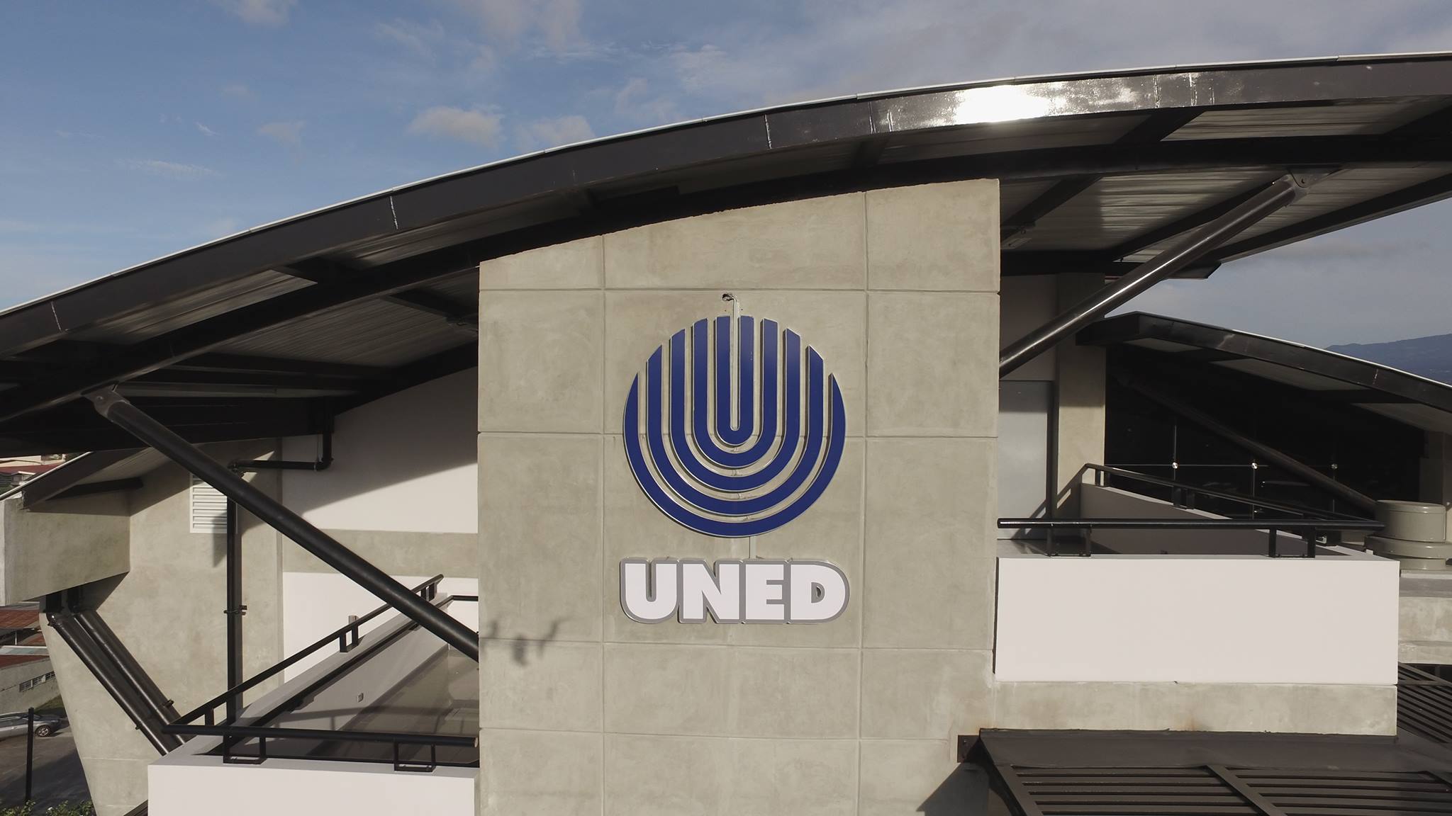 Relajo en la UNED mientras Hacienda se permite ser optimista