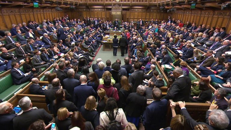 Cámara de los Comunes rechaza el acuerdo del Brexit por aplastante mayoría