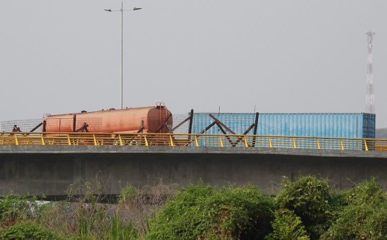 Militares leales a Maduro bloquean puente por el que ingresaría ayuda humanitaria