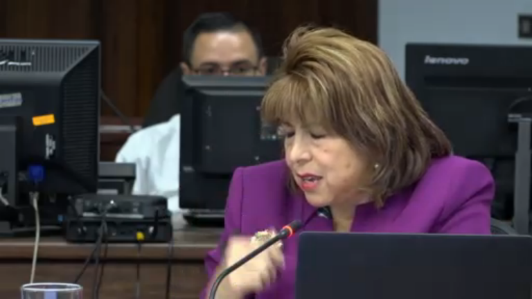 Luis Antonio Sobrado da un par de lecciones a la Corte Plena