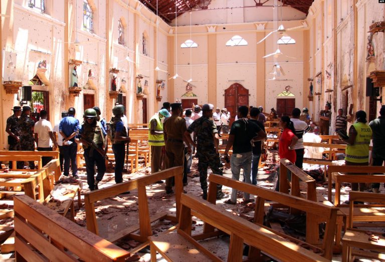Centenares de muertos y heridos tras atentados con explosivos en Sri Lanka