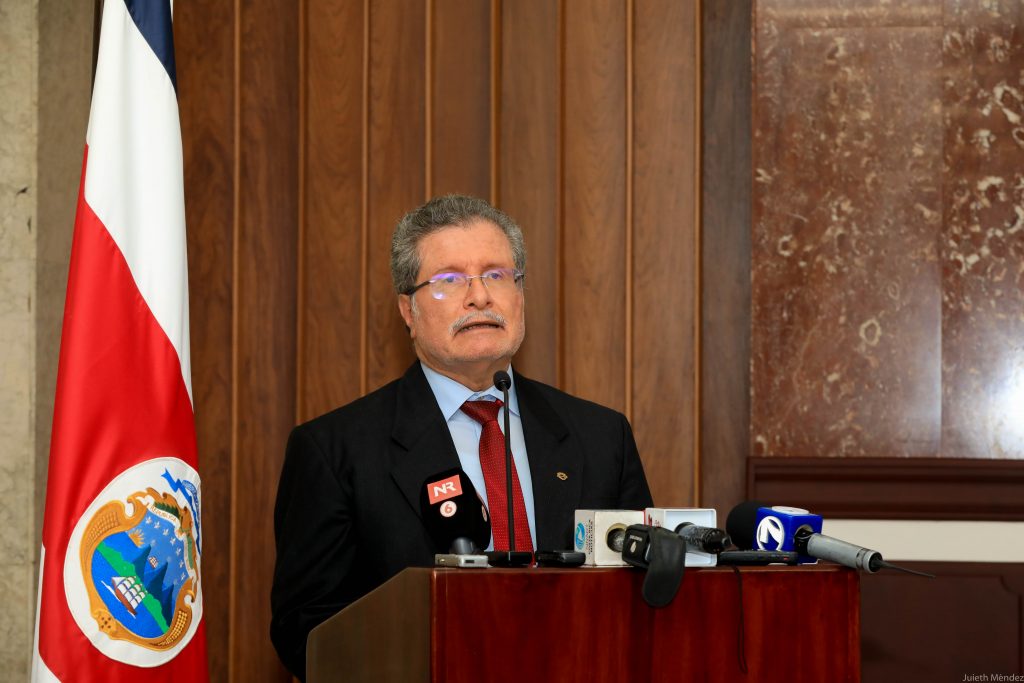 Imagen principal del artículo: Limón espera, la Iglesia promete y Fernando Cruz... ¡ruega!