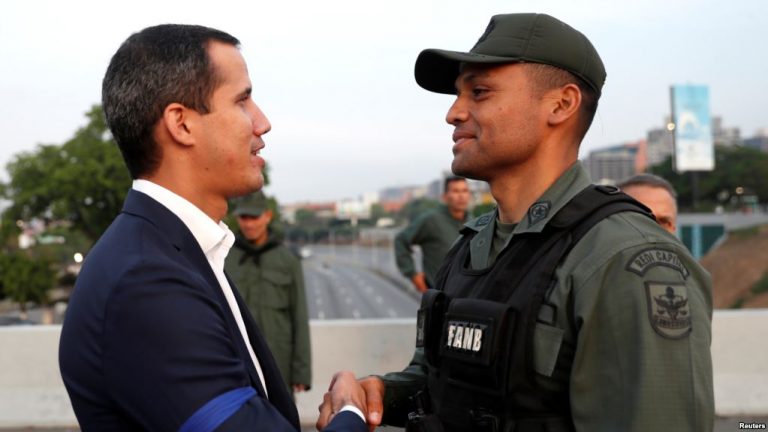 Militares venezolanos se alzan contra Maduro y liberan del arresto a Leopoldo López