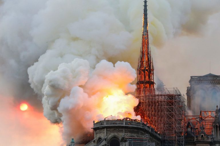 Catedral de Notre Dame afectada por gran incendio
