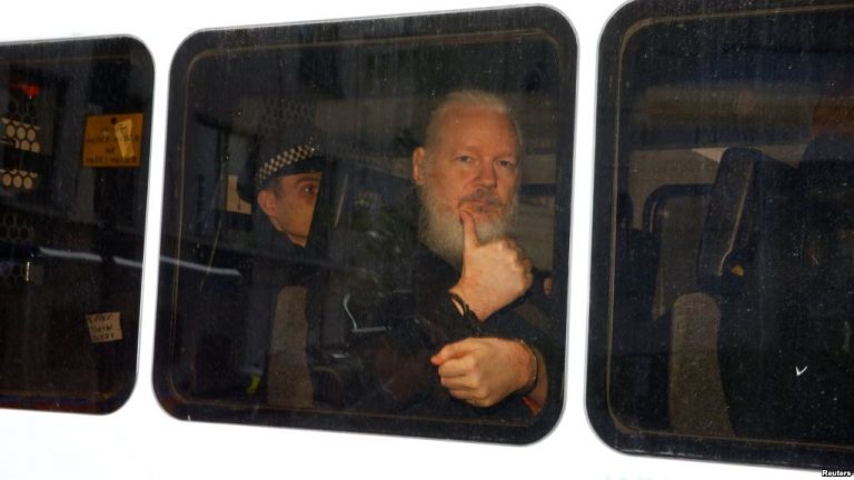 El Gobierno británico firma la orden de extradición de Assange a Estados Unidos