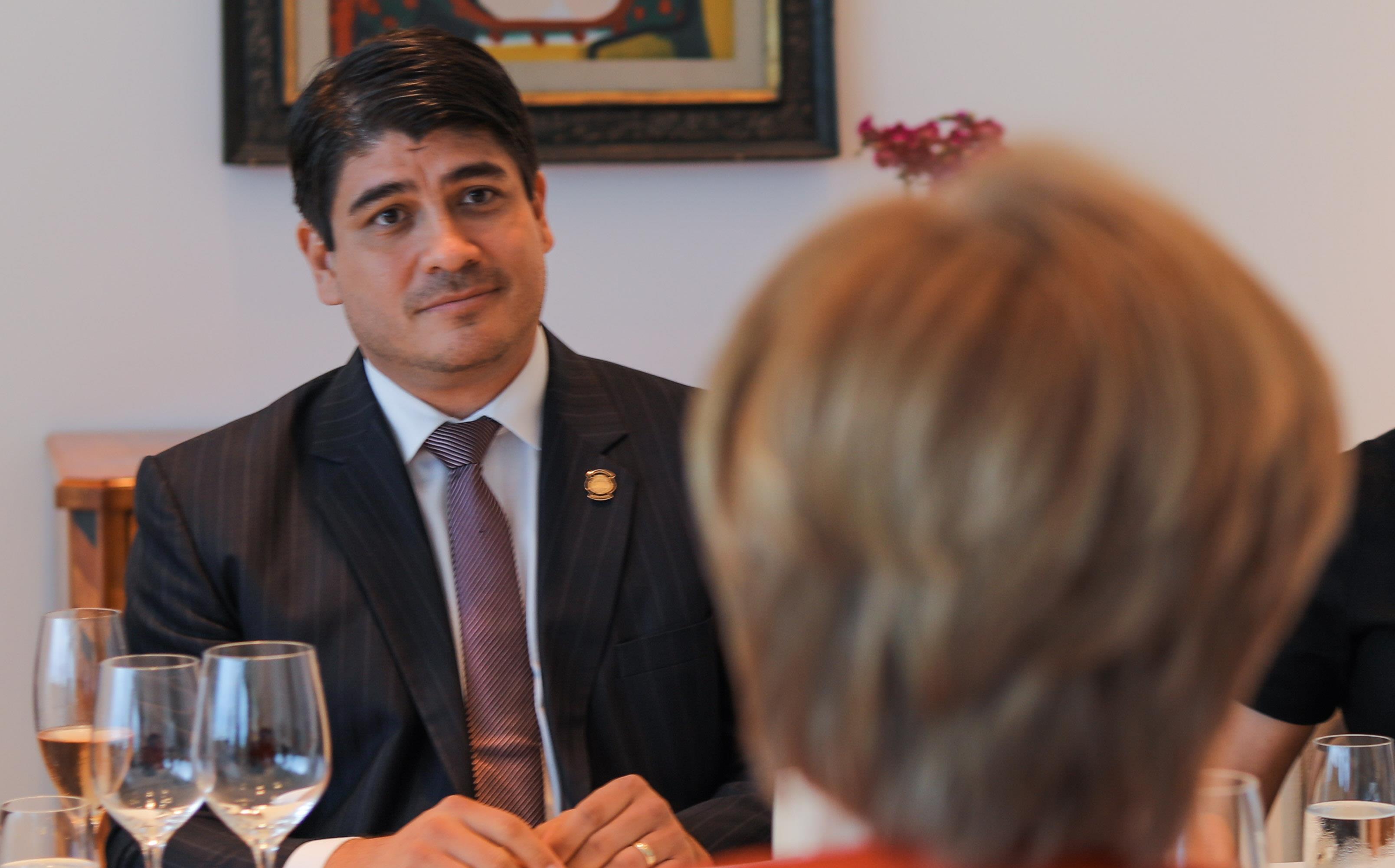 Alvarado visita Alemania, aumenta alerta por casos de acoso en universidades