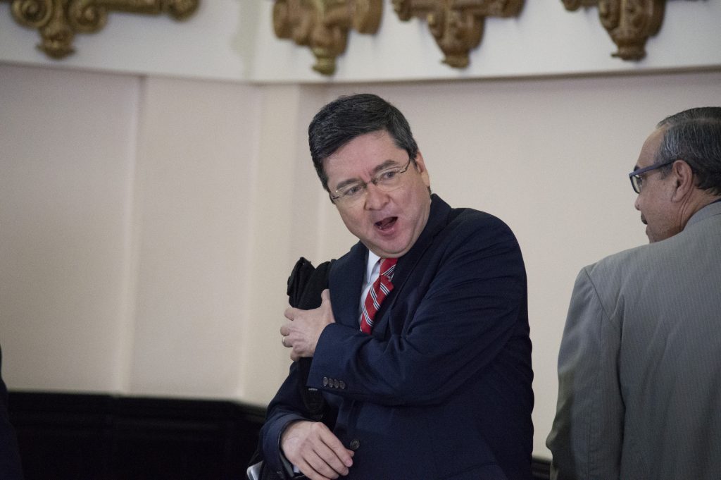 Imagen principal del artículo: Cruz le gana la partida a Muñoz, Uccaep pierde a su presidente y nuestra economía... sigue en problemas