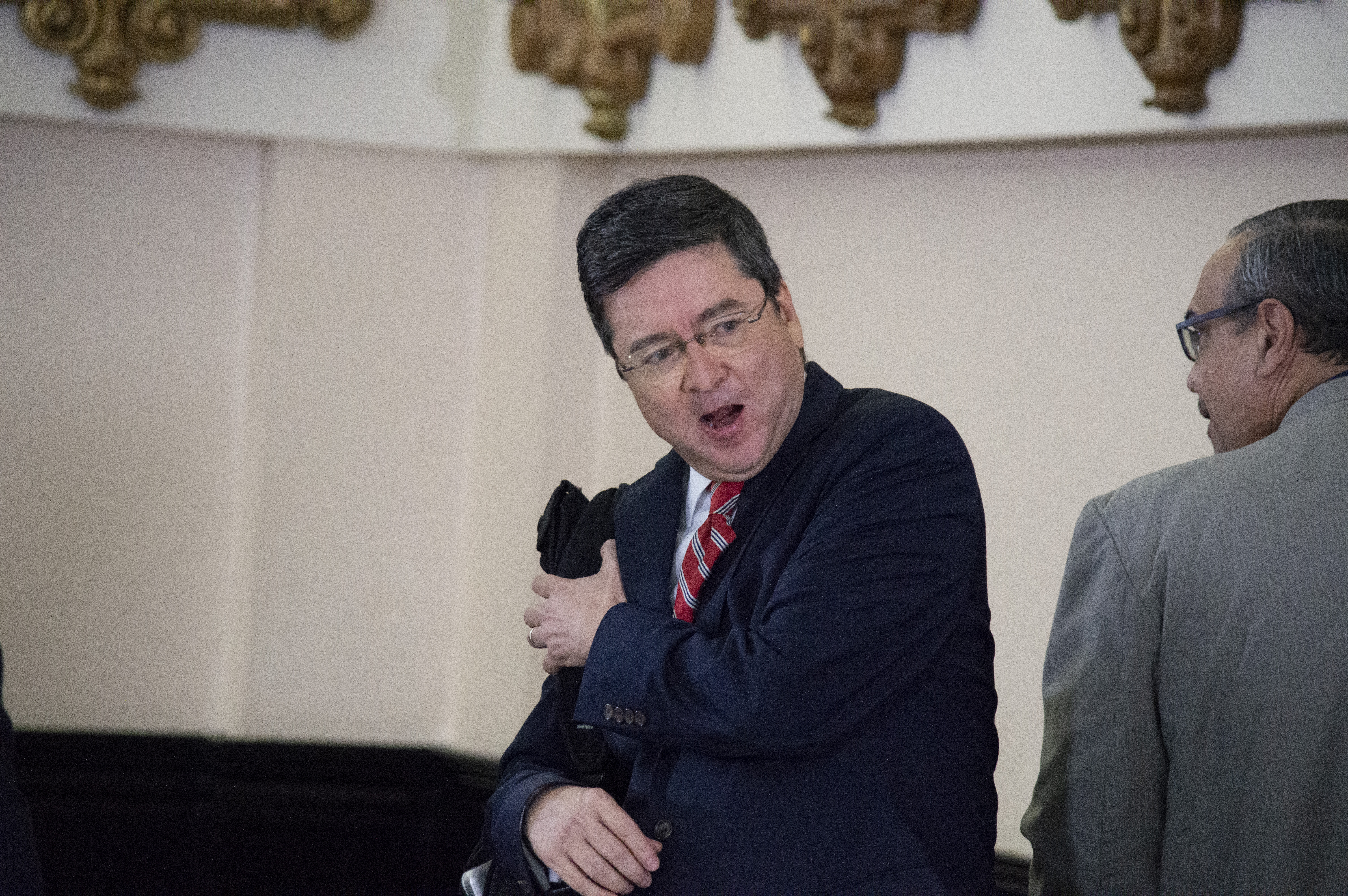 Imagen principal del artículo: Cruz le gana la partida a Muñoz, Uccaep pierde a su presidente y nuestra economía... sigue en problemas