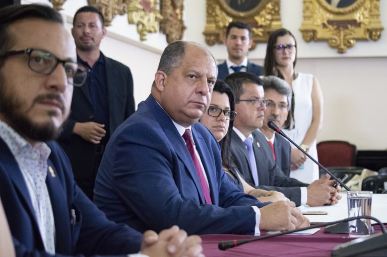 Diputados aprueban informe que culpa a Luis Guillermo Solís del hueco presupuestario de 2018