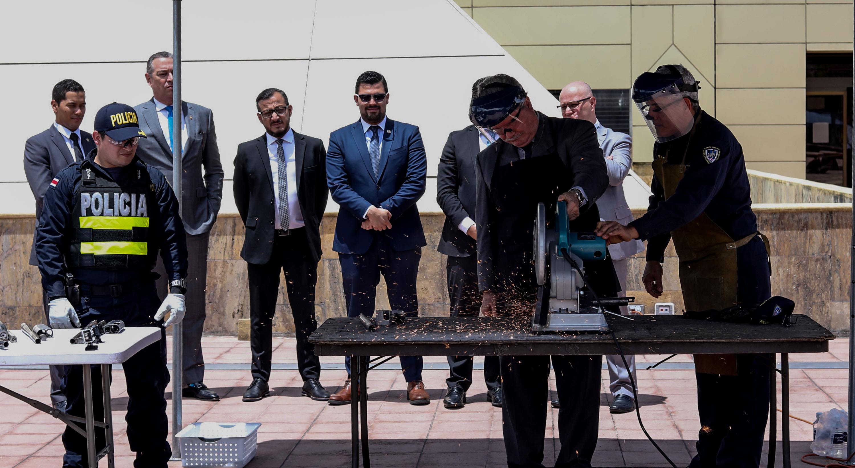 De la ley de armas, Obras del Espíritu Santo y una jornada movida para Guevara y Villalta