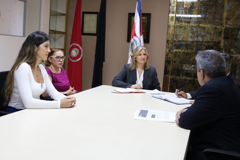 Fiscalía General ordena procesar a cualquier persona que ejerza una profesión sin estar habilitada para ello