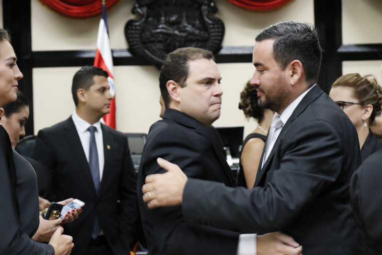 Nueva solicitud de criterio retrasa cobro a Jonathan Prendas por recibir cesantía ilegamente