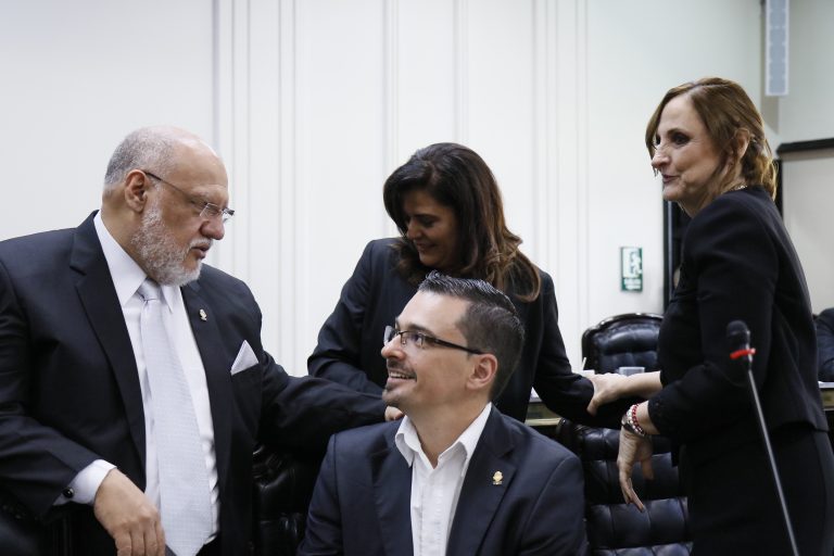 Villalta recibe lista de personerías que se acogieron a amnistía tributaria: saltan un par de nombres conocidos