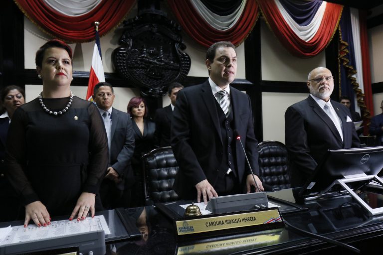 Tras eterna jornada de dimes y diretes Rueda seguirá en Sala Constitucional