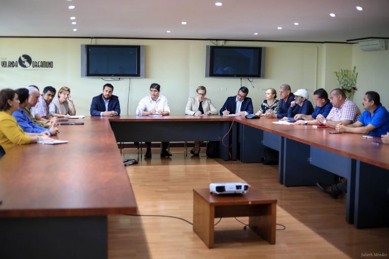 Transportistas condicionan cese de bloqueos a salida de Édgar Mora