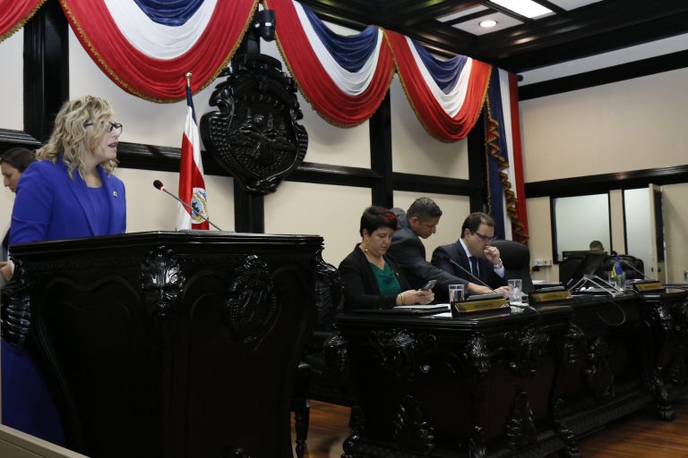 Desplante a la defensora, desplante al magistrado...