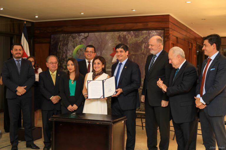 Gobierno prohíbe crear nuevos trámites y ordena sustituir algunos con declaración jurada
