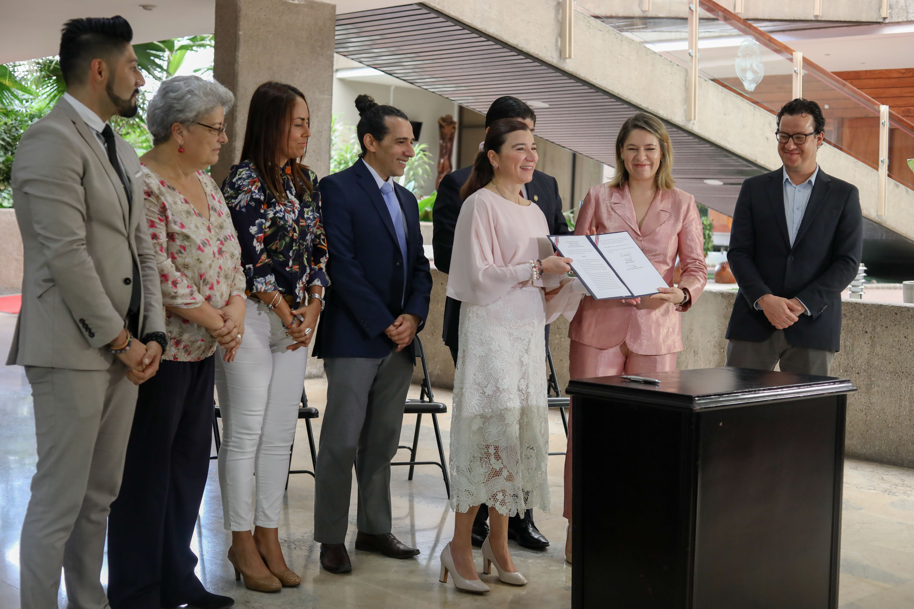 Malabares en el MEP, poca afinidad por las armas en Costa Rica y un plan de vivienda para la clase media