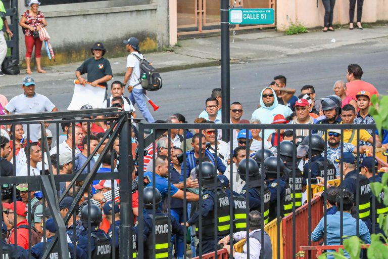 Martes de protestas y portones caídos