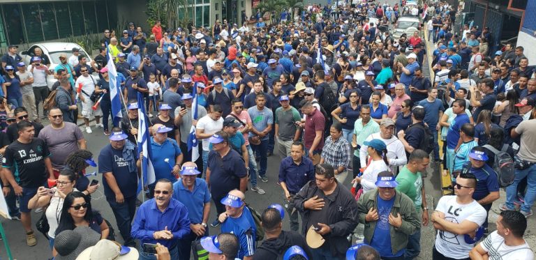Decenas de policías en su tiempo libre marchan pidiendo ser excluidos del plan fiscal y reforma a empleo público