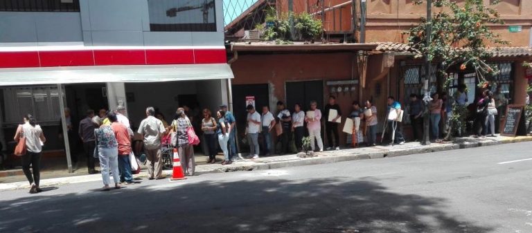 Remodelaciones al Hospital Calderón Guardia provocan extensas filas, desmayos y molestias en los asegurados