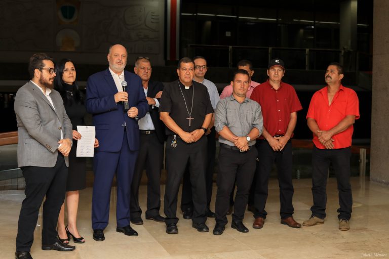 Tras martes de protestas y bloqueos, transportistas acuerdan deponer bloqueos
