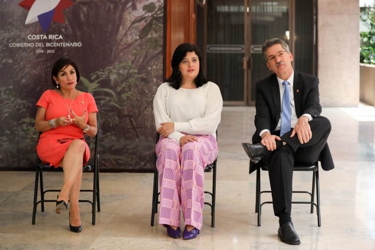 Costos de tarjetas en la mira del Gobierno