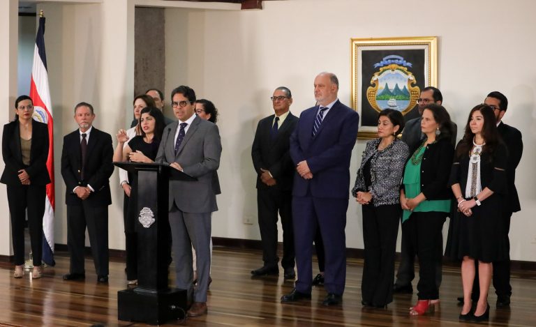 Renuncias y protestas sacuden y paralizan el país