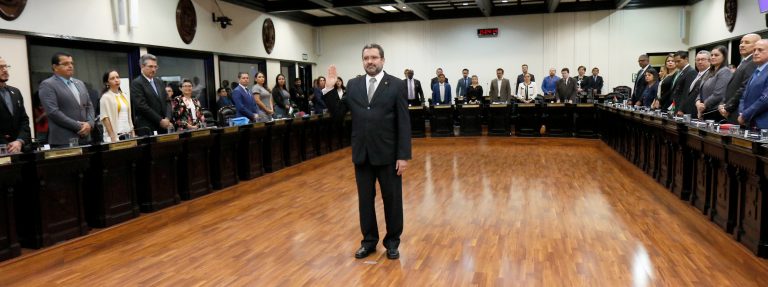 Chaves afirma que magistrado Rueda "debe inhibirse o ser recusado de cualquier cosa que tenga que ver con el Gobierno"