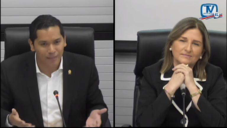 Emilia Navas pone a prueba toda su paciencia en insólito intercambio con los diputados