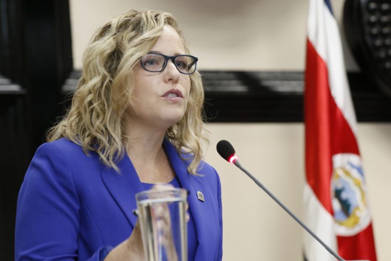 Jefe de Recursos Humanos de la Defensoría denuncia penalmente a Catalina Crespo y a su director de despacho