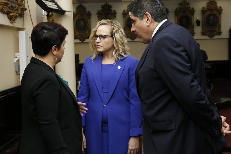 Catalina Crespo prepara ofensiva contra investigación del Congreso para destituirla