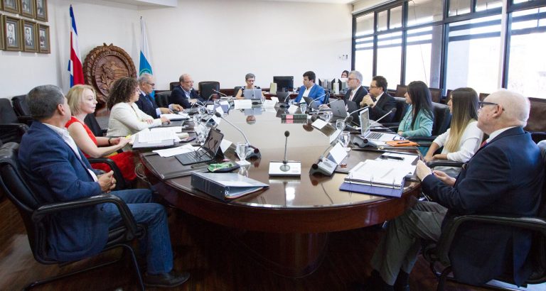 Consejo Universitario designa a Laura Martinez en la dirección del Semanario Universidad