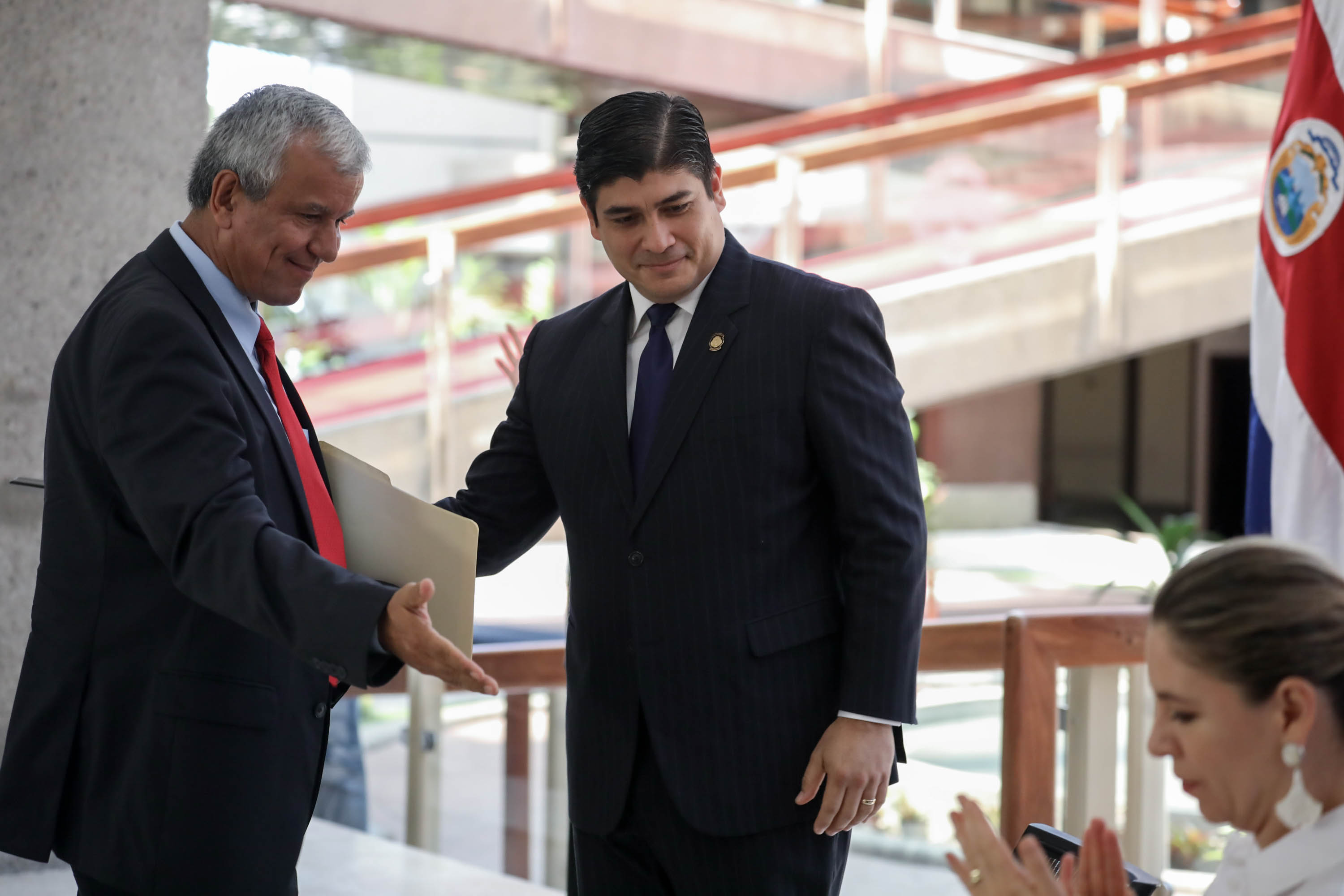 Imagen principal del artículo: Alvarado oficializa a Víctor Morales Mora como nuevo ministro de la Presidencia