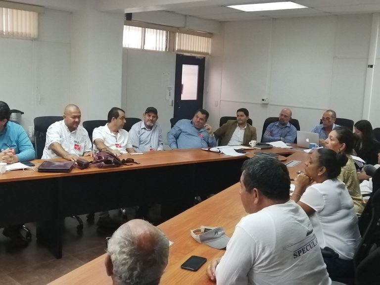 Gobierno: ¡Todo va de maravilla con el sector pesquero! Sector Pesquero: ¡A las calles!