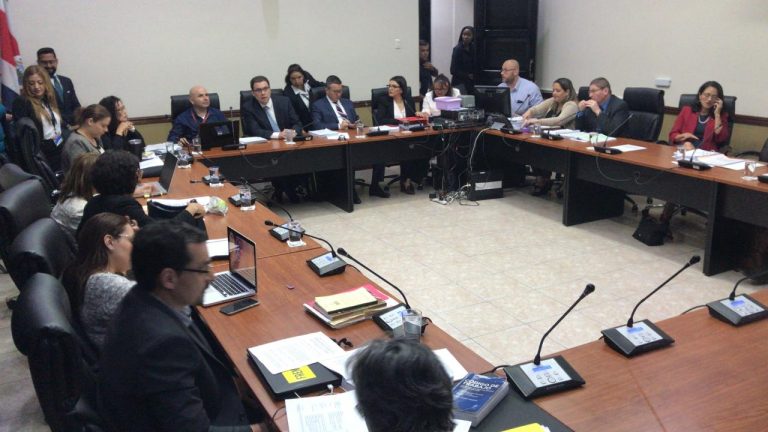 Comisión rechaza permitir huelgas en servicios esenciales y en su lugar amplía lista de prohibiciones