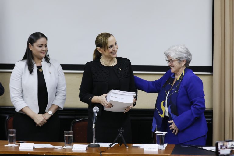 Inversionistas califican de "excelente voto de confianza" plan de presupuesto 2020 con recorte del gasto