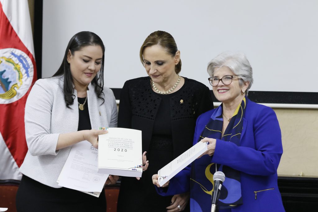 Imagen principal del artículo: Ministra dice que si Sala IV saca a universidades de regla fiscal, igual no podrá aumentarles el presupuesto