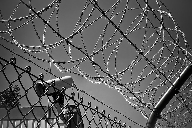 Bloquear la señal celular en los centros penitenciarios: un proceso (muy) complejo