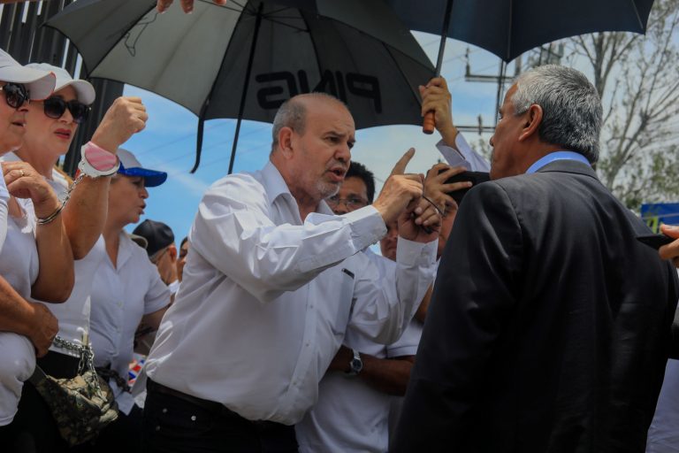 De los taxis, uber, una denuncia contra la Iglesia, una renuncia en la UCR y una multa a APM Terminals